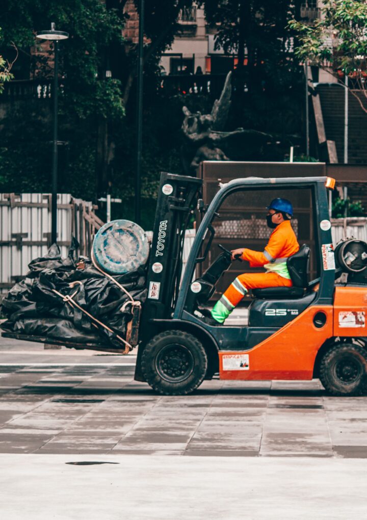 Uprawnienia na wózki widłowe UDT – bezpieczne manewrowanie na placu pracy
